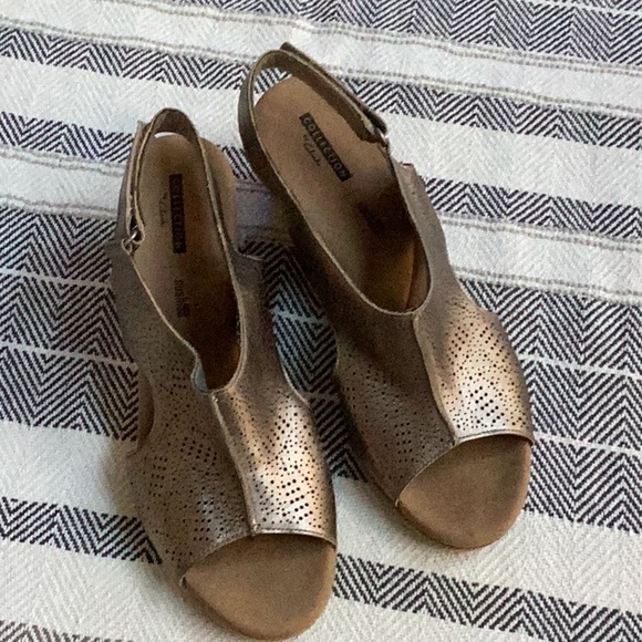 Women’s Clark’s Pewter Metallic Wedge Sandal - Picture 1 of 4